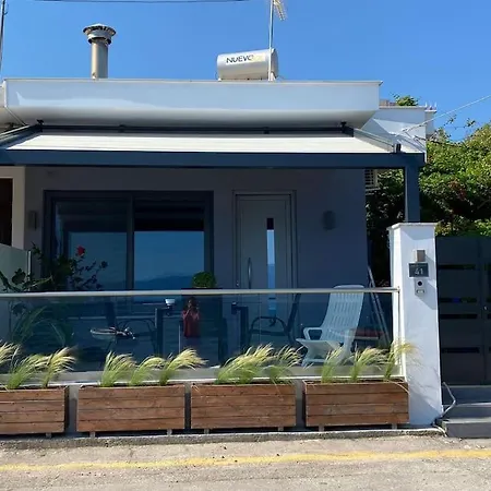 別荘 Beachfront Retreat At Agios Vasileios